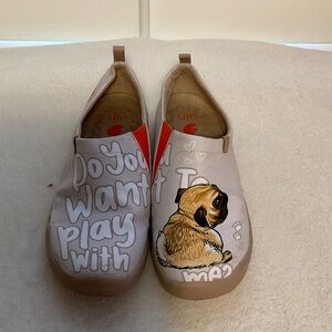 UIN Women's Tan and Red Pug Graphic Moccasins